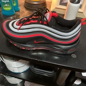 Selling a pair of worn 1 time air max by Nike